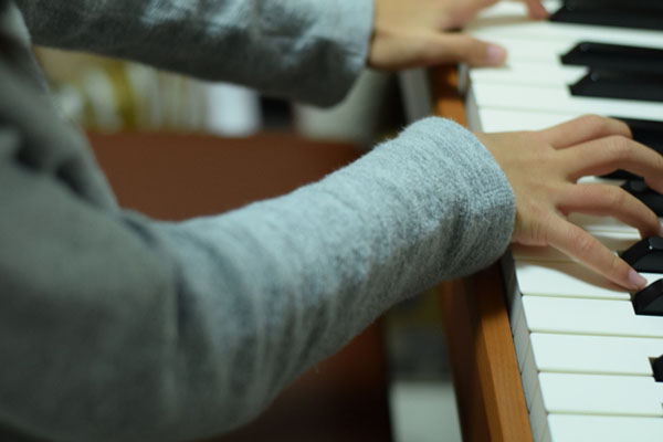 tre-5-tuoi-can-hoc-am-nhac