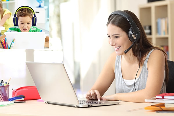 Gia sư hướng dẫn học sinh làm bài qua mái tính